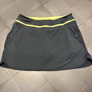 KIWI KATE WOMENS SIZE MEDIUM GRAY AND YELLOW TENNIS SKORT
